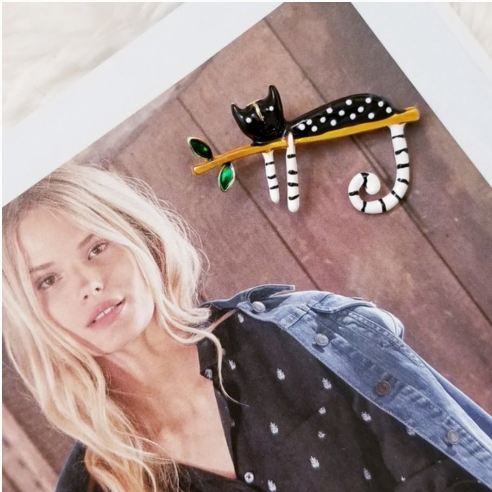 18K Gold Lazy Cat Brooch - Picture 9 of 16